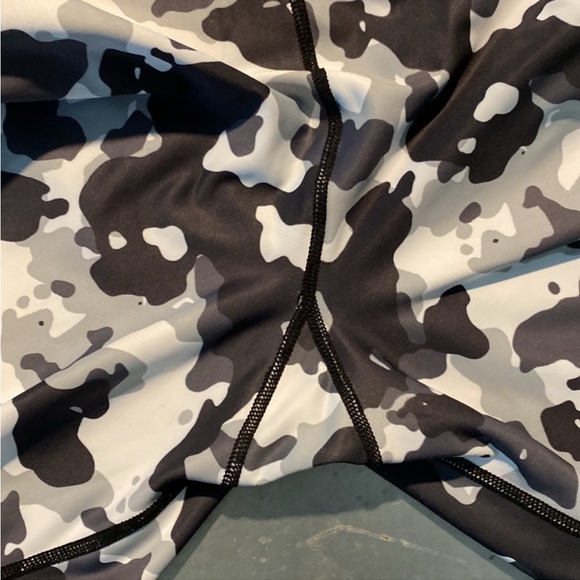 Constantly Varied Gear CVG Reversible Camo Capri Crossfit Leggings Size XL - Picture 9 of 9